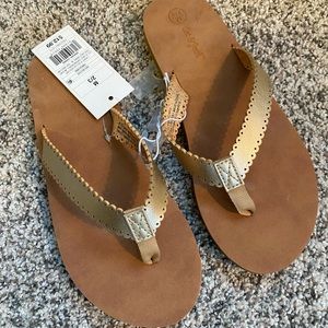 NWT Cat & Jack gold/tan flip flops size 2/3